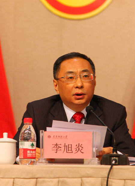 校党委书记李旭炎在会上做重要讲话,充分肯定了全校师生员工团结拼搏
