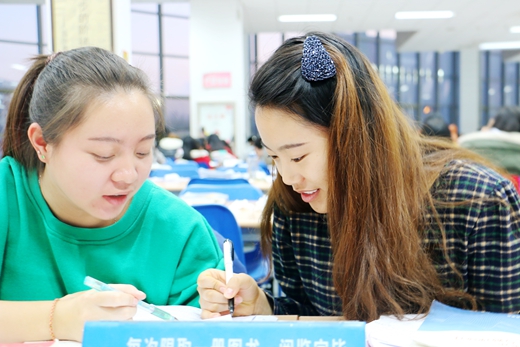大学生复习备考忙奋斗的青春最美丽